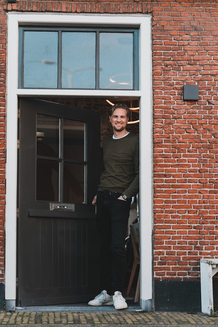 Joost bij het kantoor van Wildbos